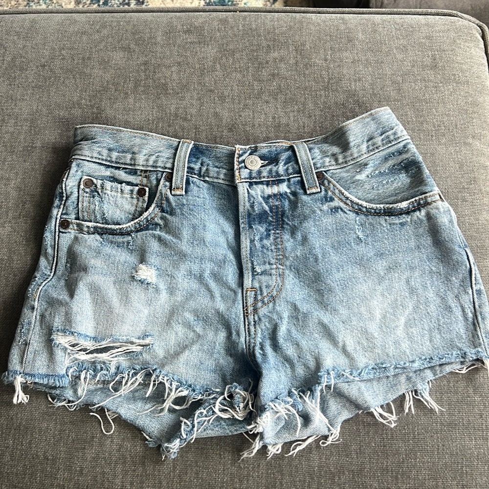 Levi’s 501 distressed shorts. Size 25